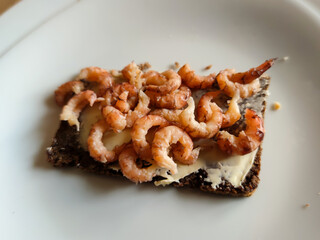 Schwarzbrot mit butter und Nordseekrabben