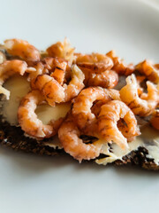 Schwarzbrot mit butter und Nordseekrabben