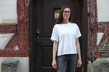 Fototapeta na wymiar Woman wearing white t-shirt in the city