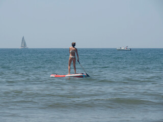 Mujer practicando paddle surf / Woman practicing paddle surfing