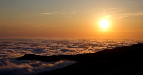 Mer de nuage au lever de soleil - Ariège paysage tourisme vacances