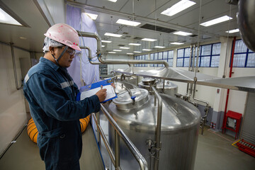 Male work inspection process milk powder cellar at the with vertical stainless steel