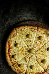 Pizza de Mozarela con aceitunas verdes