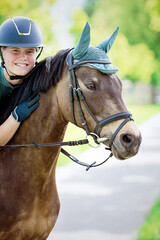 Glückliches Mädchen mit Pferd
