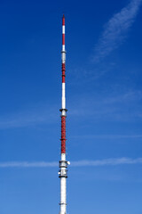 Obraz premium Communications tower at local mountain Uetliberg on a blue cloudy spring day. Photo taken April 14th, 2022, Zurich, Switzerland.