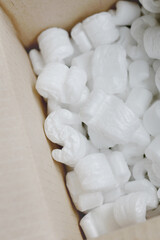 Fototapeta na wymiar Colis - emballage avec polystyrène pour objet fragile