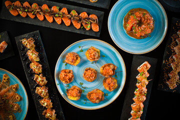 diversos sushi fundo escuro na mesa de pedra e pratos