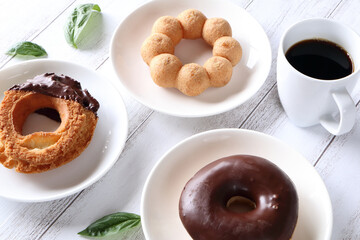 美味しそうなドーナッツでモーニング