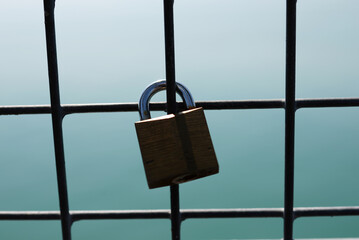 Cadenas sur grille en métal