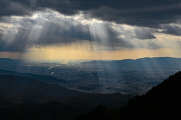 京都の街を照らす薄明光線（比叡山から撮影）