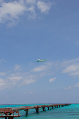 宮古島の飛行場に降り立つ飛行機