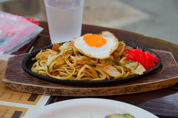 鉄板に盛られた焼きそば