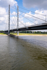 Rheinkniebrücke in Düsseldorf