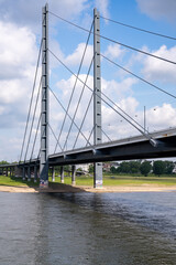 Rheinkniebrücke in Düsseldorf