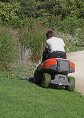 Fototapeta premium Tonte du gazon d'un espace vert 