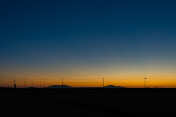 Obraz premium 夕陽と山