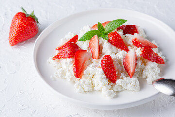 Healthy breakfast: cottage cheese with strawberries