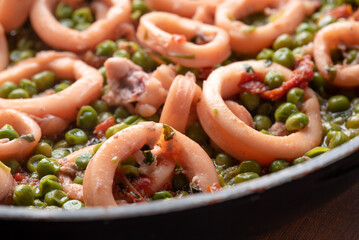 Stufato di calamari e pisellini primavera, cibo Italiano 