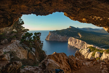 Fototapeta premium Vista su Capo Caccia dalla Grotta dei Vasi Rotti, comune di Alghero, città metropolitana di Sassari, Sardegna