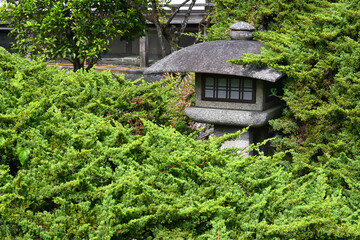 京都市勧修寺の徳川光圀寄進の灯籠