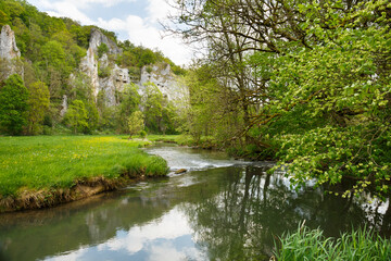 Ausblick auf Großes Lautertal bei Hayingen (Schwäbische Alb). Im Vordergrund Fluss Große Lauter.