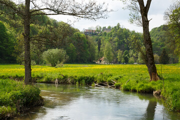 Fototapeta na wymiar Ausblick auf Großes Lautertal bei Hayingen, Schwäbische Alb. Im Vordergrund Fluss Große Lauter.