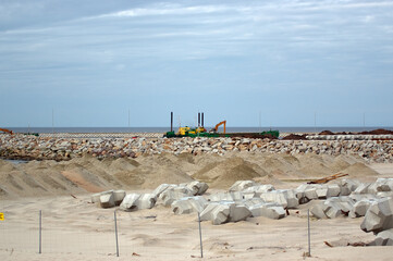 Widok na morze i sprzęt budowlany pogłębiarki do wybierania piasku z dna 

