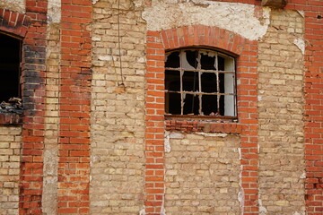 Fenster eines ausgebrannten, verlassenen Herrenhauss