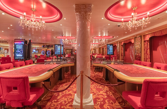 Vue du casino Dea Bendata au pont 4 sur le navire de croisi&egrave;re le Costa Firenze le 01 mai 2022.	