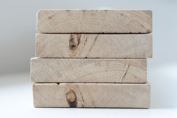 Planches de bois découpées