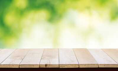 Table bois sur la terrasse du jardin