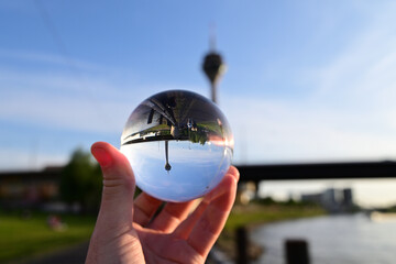 mit lensball fotografierter düsseldorfer fernsehturm, deutschland