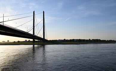 rhein kniebrücke in düsseldorf mit glaskugel fotografiert