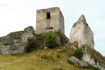 Fototapeta na wymiar Polskie zamki, ruiny, mury obronne