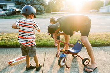 dad kisses childs scraped knee
