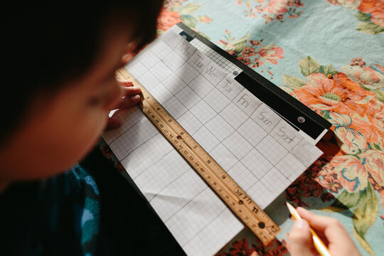child makes week graph on graphing paper