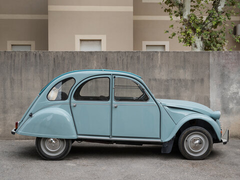 Fototapeta Vintage blue French car