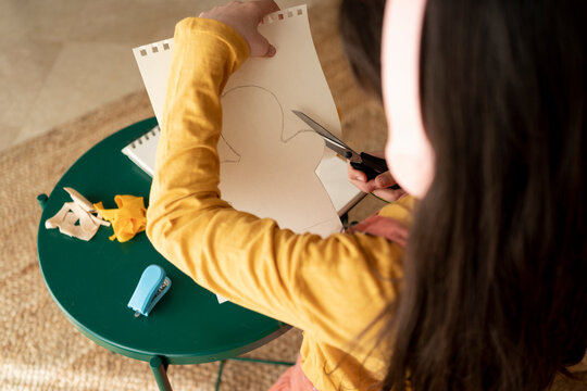 Child cutting paper 