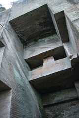 日本の朽ち果てた神殿のような姿の石切り場跡