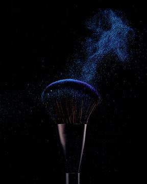 Makeup Brush with Eyeshadow Powder Explosion