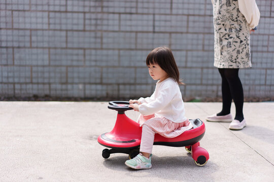 little girl playing twist car