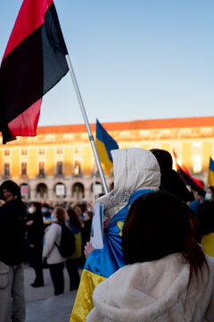 Stand with Ukraine crowd protest Lisbon 2022