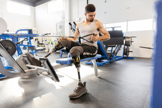 Double Leg Amputee Works Out His Arms With A Machine