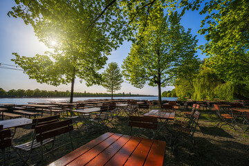 bier Garten am Maschsee in Hannover mit Sonne die durch die Blätter blinzelt