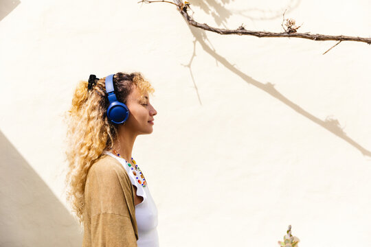 Profile woman with headphones