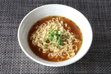 美味しそうな日本のインスタントラーメンランチ（醤油味）