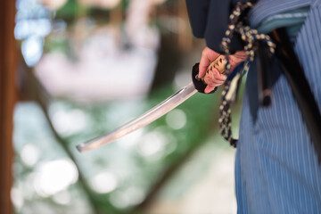 日本刀を構える人物
