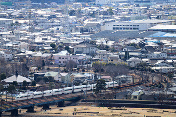 住宅街を背景に走る小田急ロマンスカー