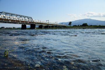 鉄橋を渡る電車