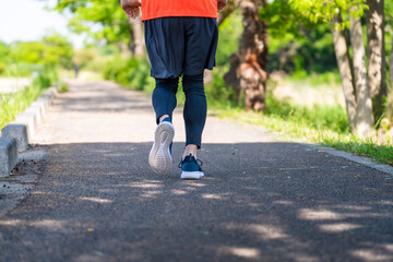 ランニングをする若い男性　スポーツイメージ